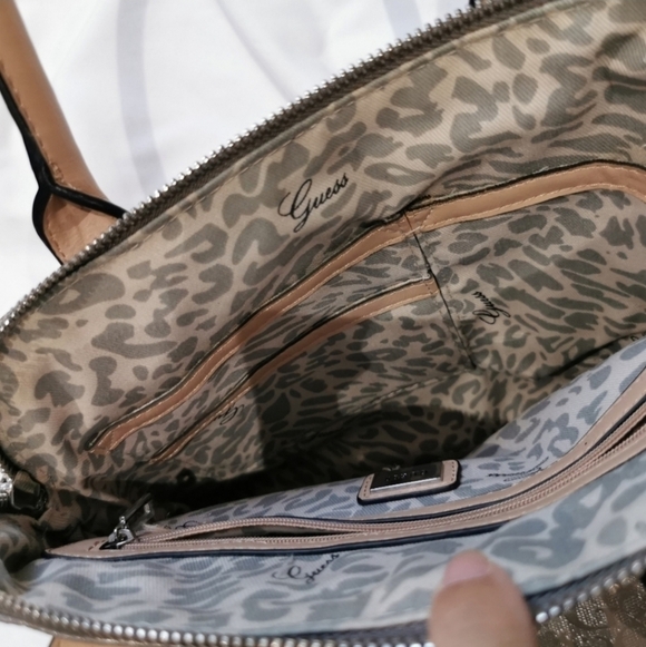 GUESS monogram faux vernis leather - Picture 5 of 13